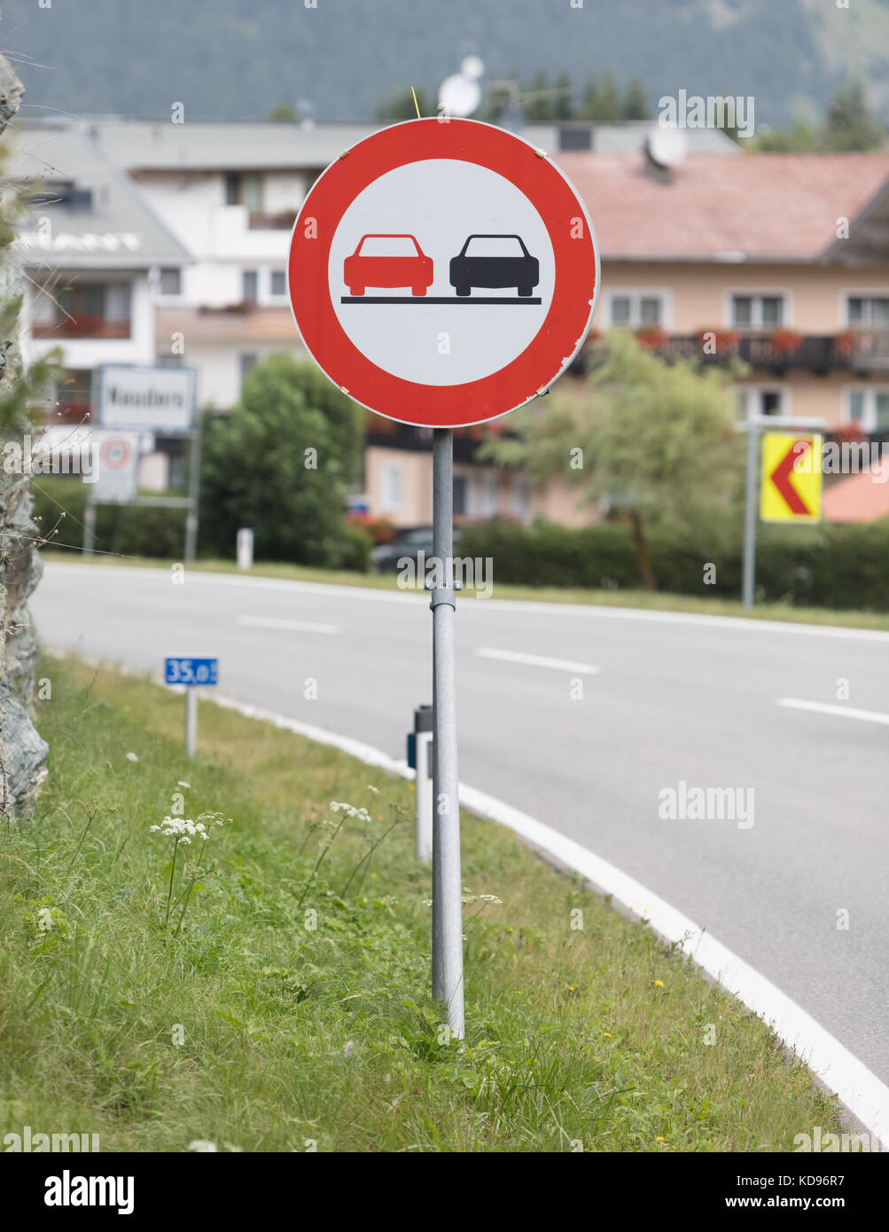 Nessun segno di sorpasso in una strada secondaria - Austria Foto Stock