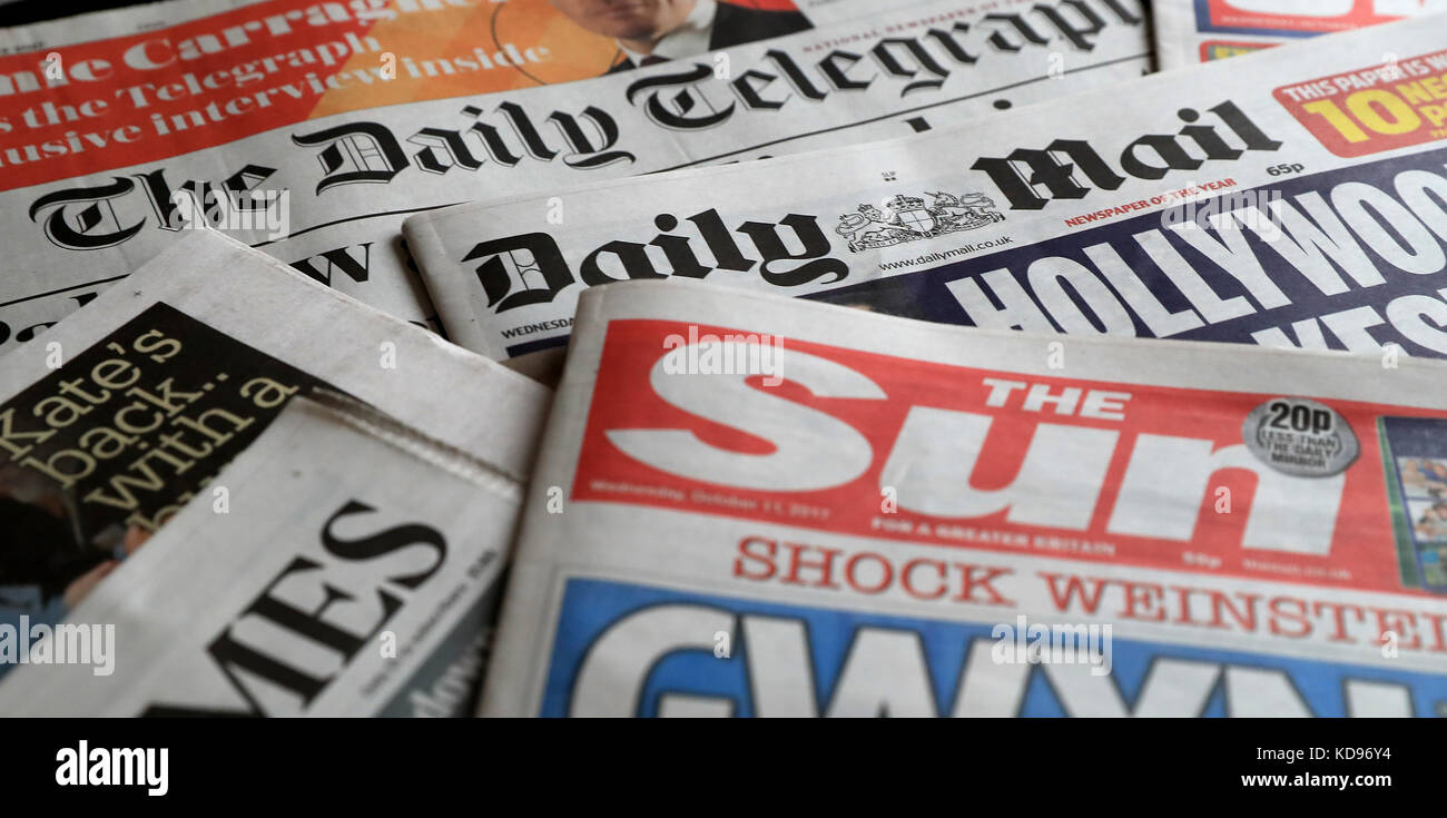 Una collezione di quotidiani britannici. Foto Stock