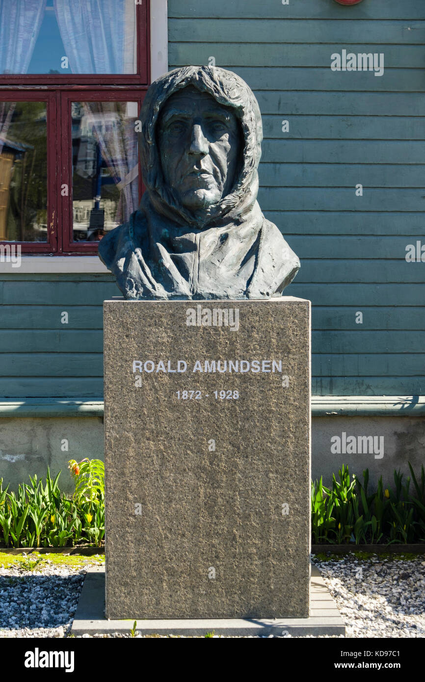 Esploratore norvegese Roald Amundsen statua scultura Polarmuseet esterno o il museo polare. Tromso, Troms County, Norvegia e Scandinavia Foto Stock