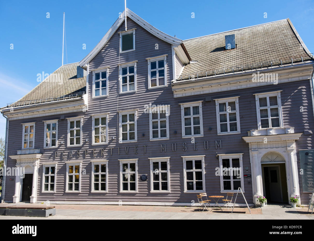 Prospettiva Perspektivet Museo di Fotografia in vecchio stile neoclassico norvegese in legno edificio in centro città. Storgata, Tromso, Troms, Norvegia e Scandinavia Foto Stock