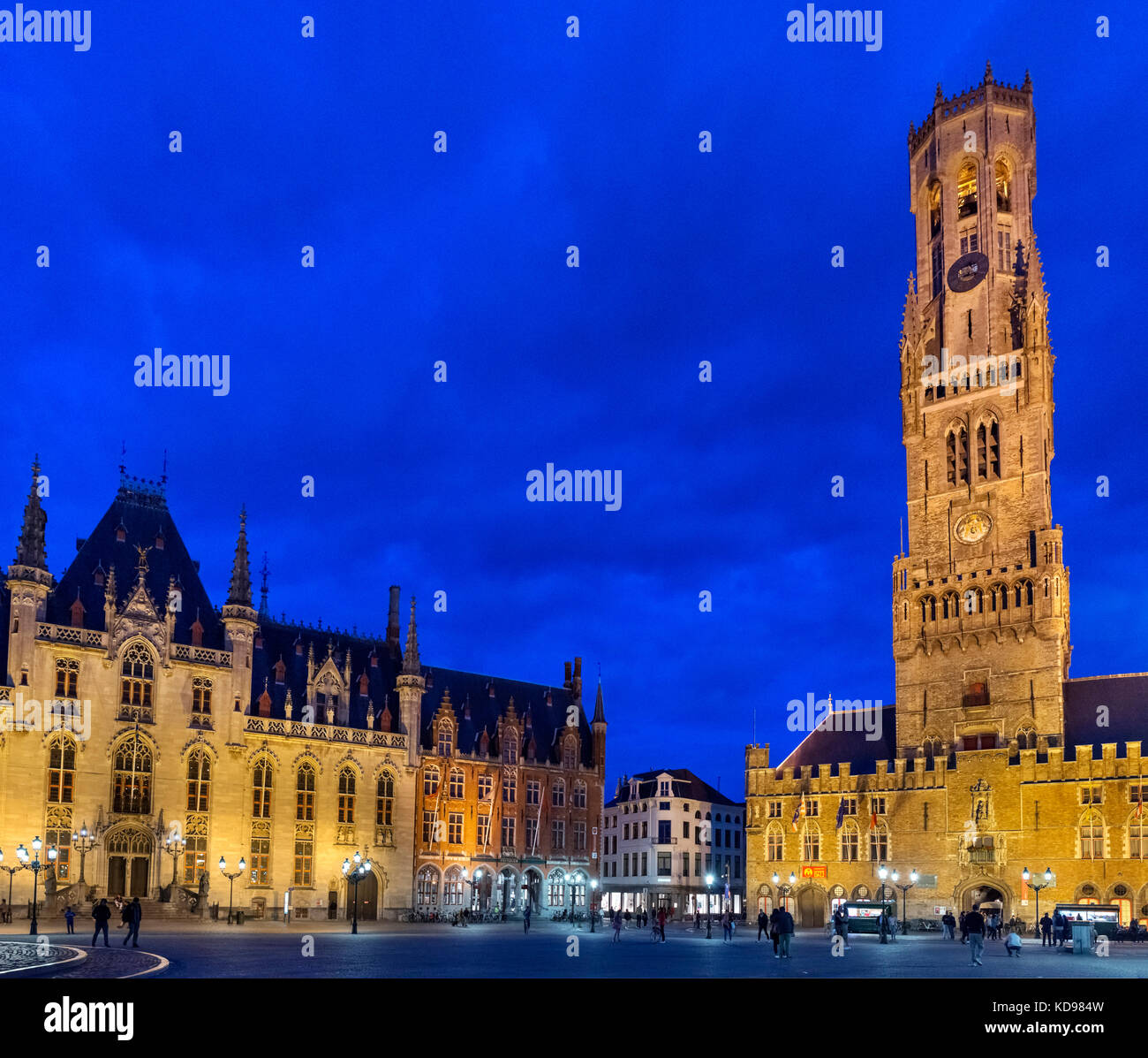 Il campanile di Bruges (Belfort van Brugge) e Provinciaal Hof (Tribunale provinciale), la Piazza del Mercato (Markt), Bruges (Brugge), Belgio Foto Stock