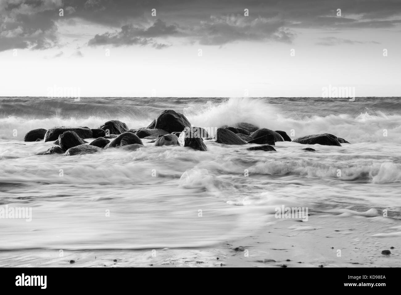 Le onde e le rocce a costa del mar Baltico, Meclemburgo-Pomerania occidentale, Germania, Europa Foto Stock