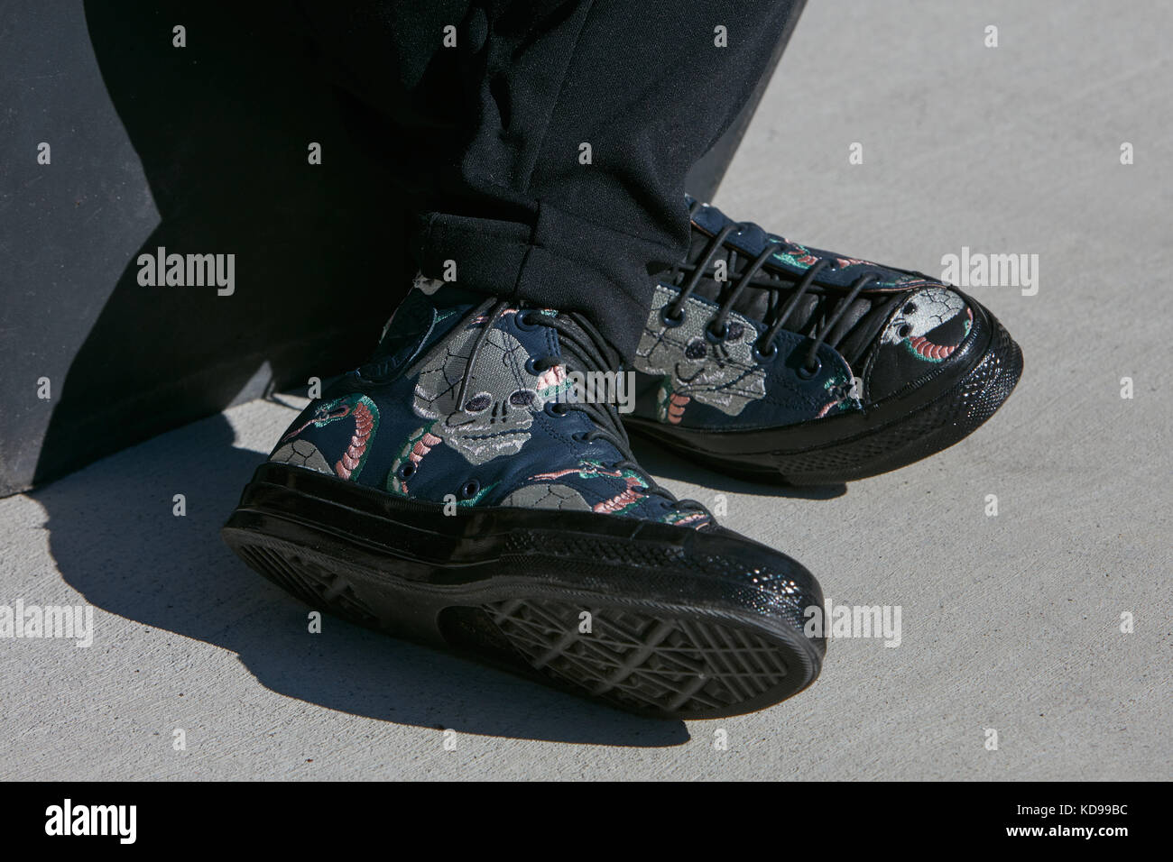 Black converse immagini e fotografie stock ad alta risoluzione - Alamy