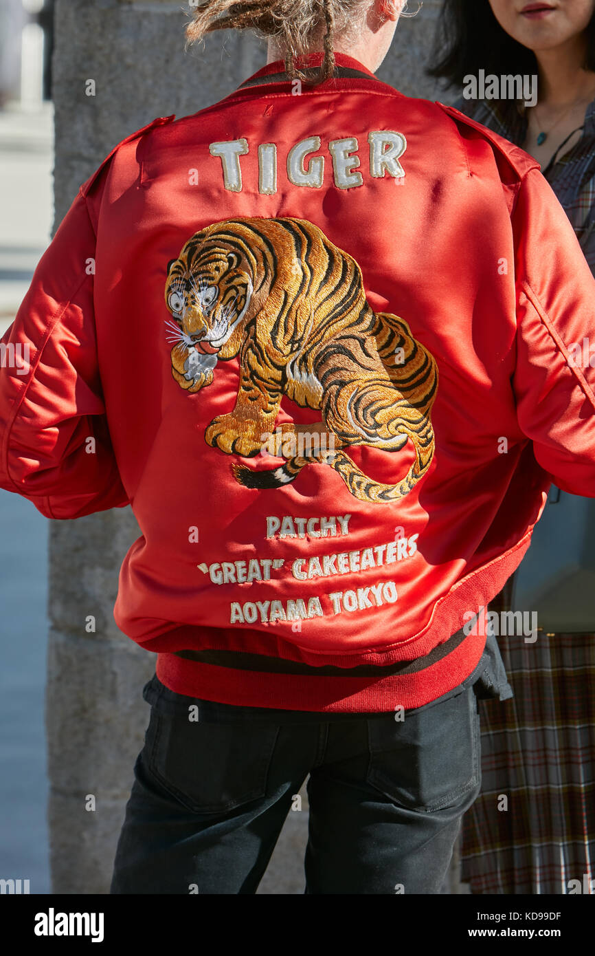 Milano - 20 settembre: uomo con red Giubbotto imbottito con ricamo tiger prima di alberto zambelli fashion show, la settimana della moda milanese street style Settemb Foto Stock