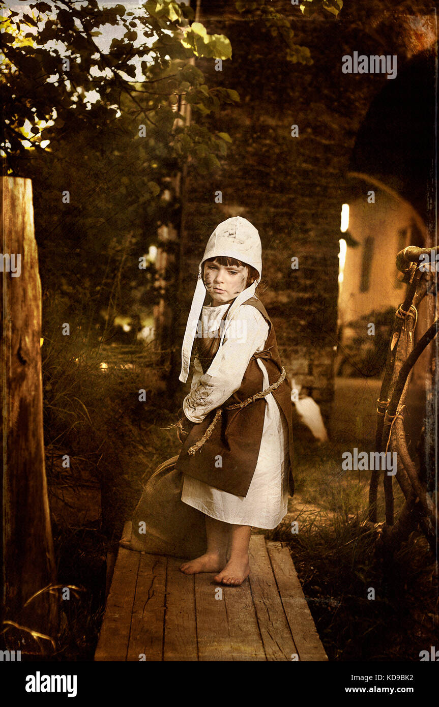 Stanco di stile medievale draggling ragazza un sacco Foto Stock
