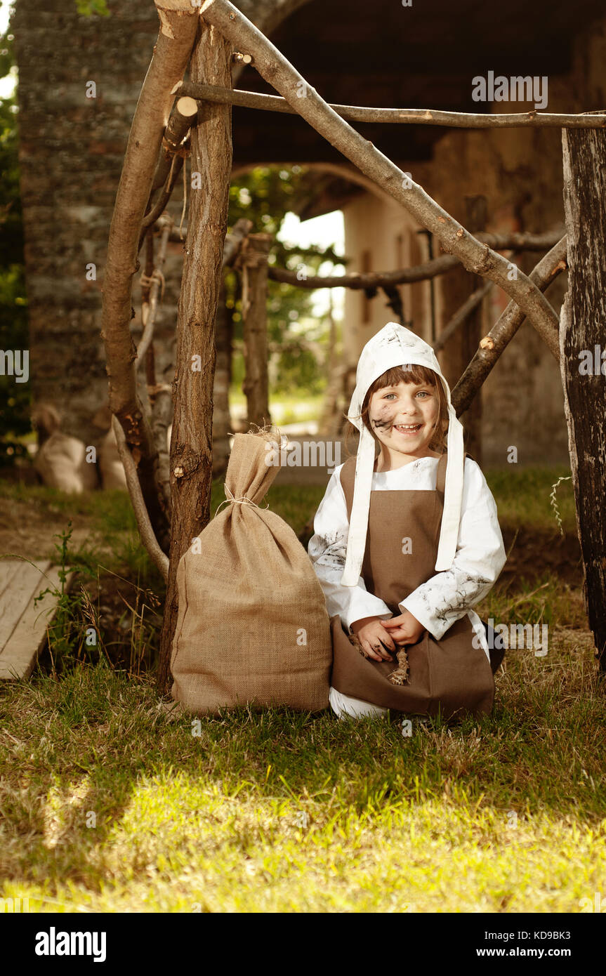 Sorridente in stile medievale ragazza avere un periodo di riposo Foto Stock