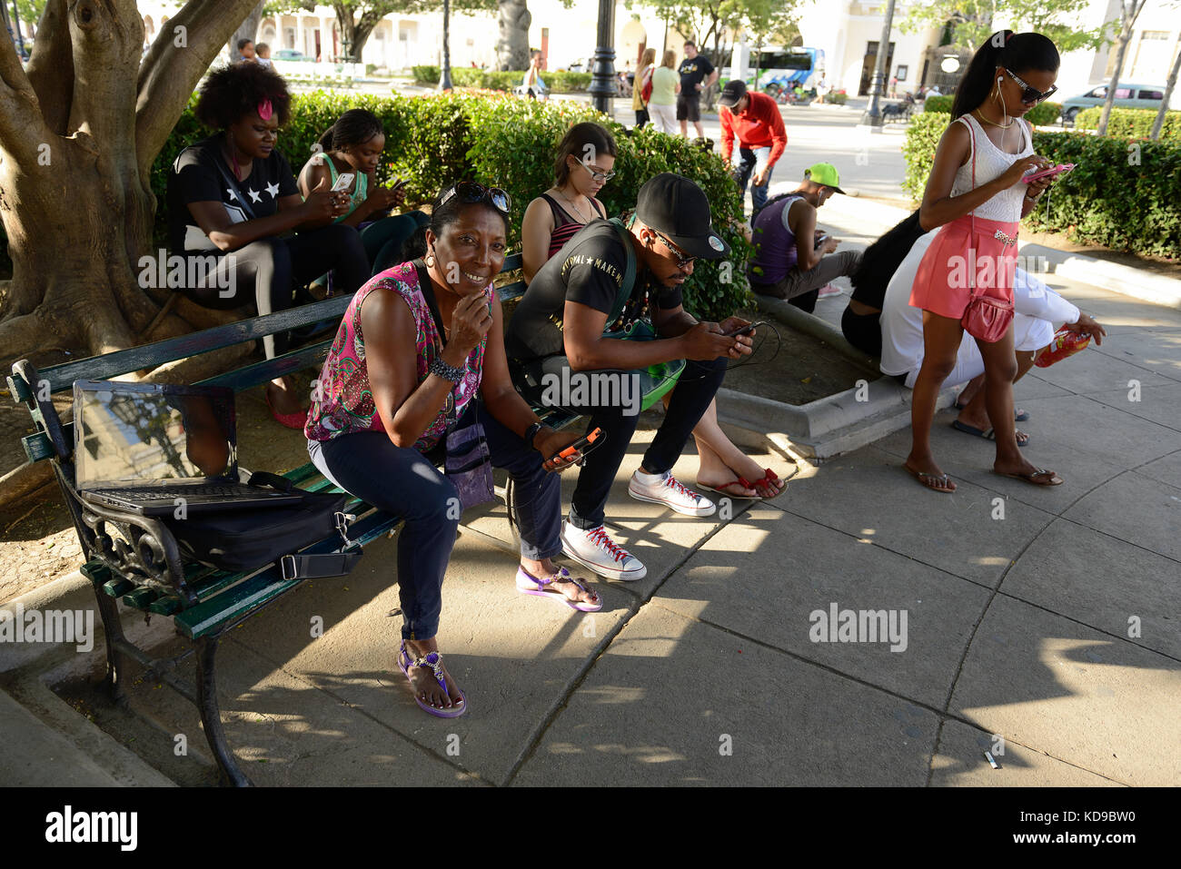 Cienfuegos, Cuba - 06 novembre 2016: cubani utilizzando internet disponibili sulla piazza principale nella città in Cuba Foto Stock