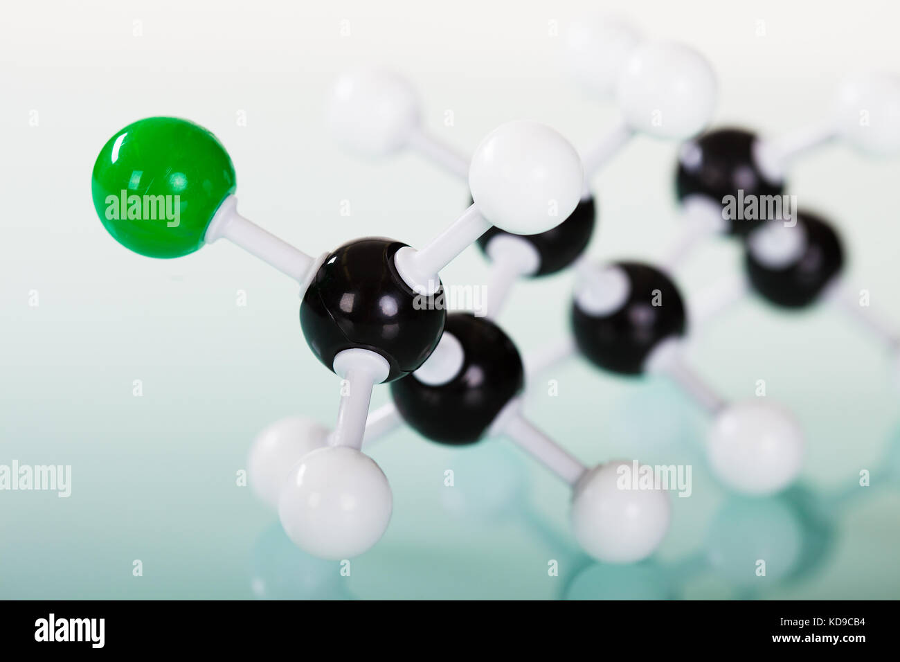 Modello di struttura molecolare sul verde sfondo riflettente Foto Stock