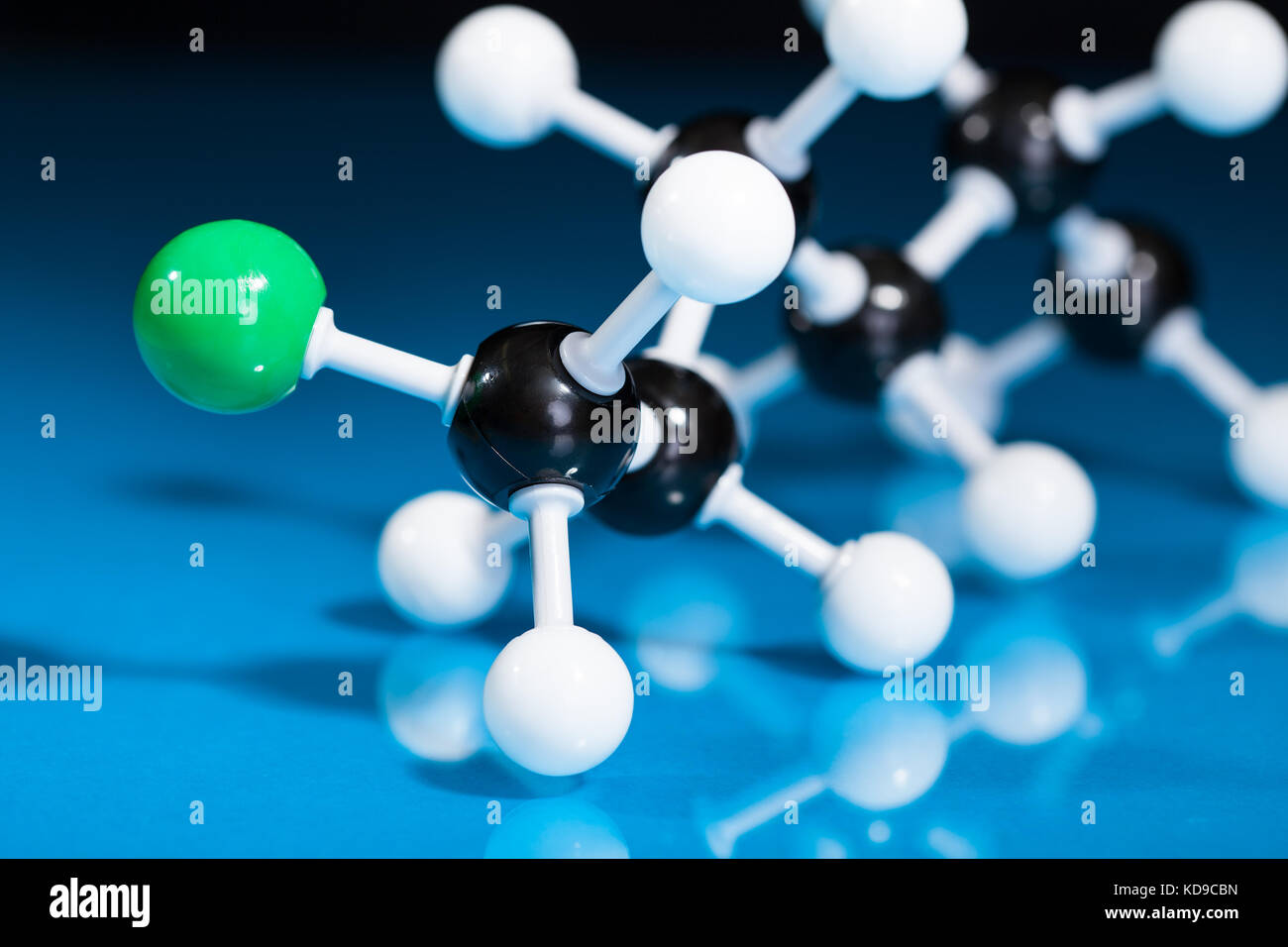 Modello di struttura molecolare blu su sfondo riflettente Foto Stock