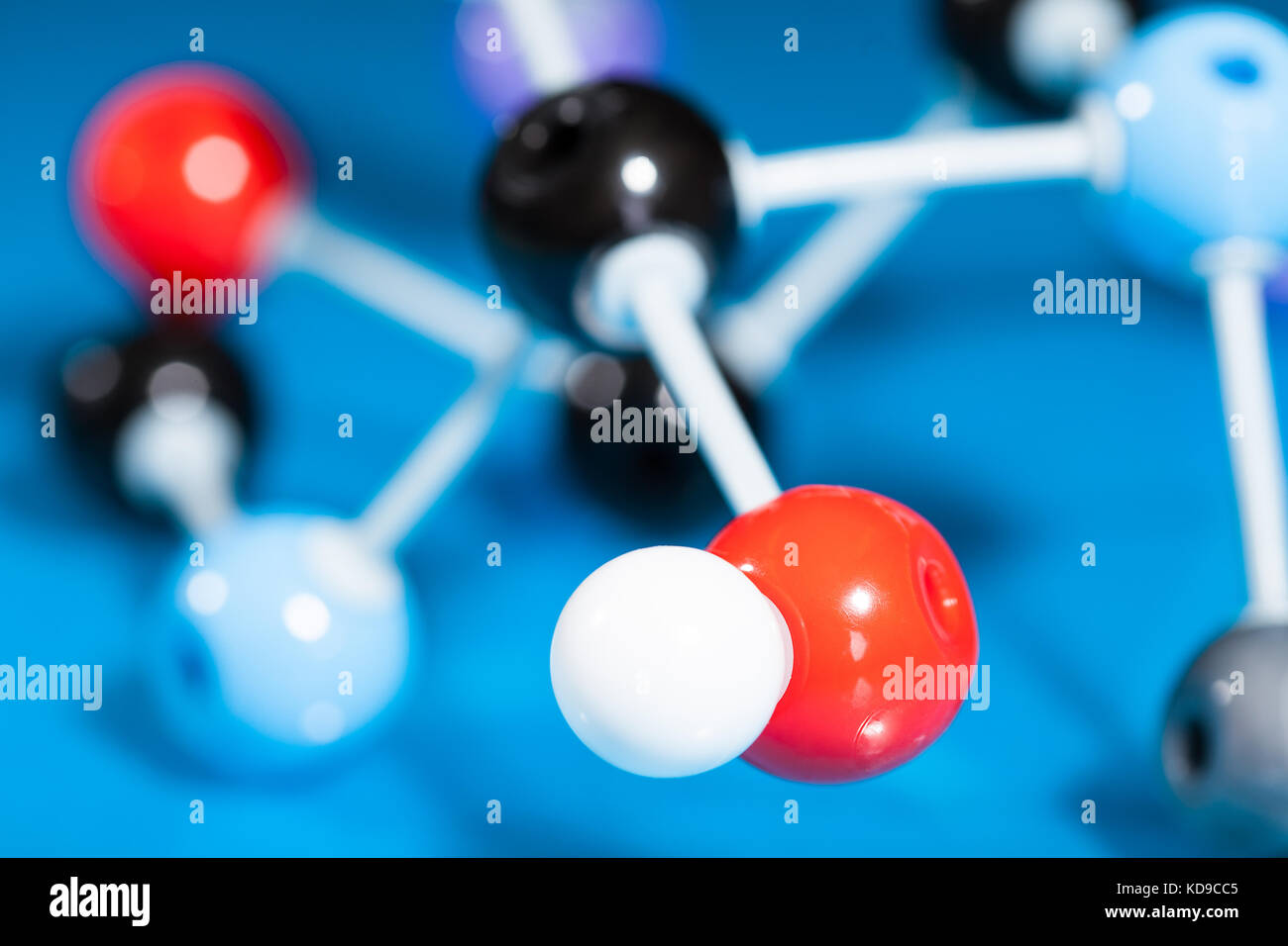 Modello di struttura molecolare blu su sfondo riflettente Foto Stock