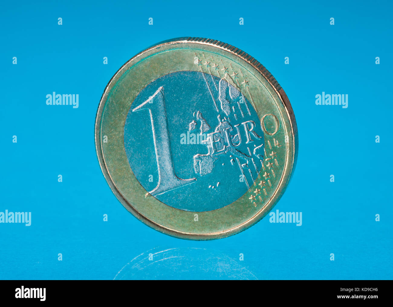 Foto di una moneta in euro su sfondo blu Foto Stock