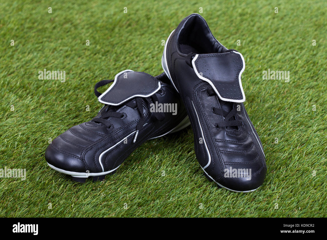 Coppia di scarpe da calcio sul campo di erba Foto stock - Alamy