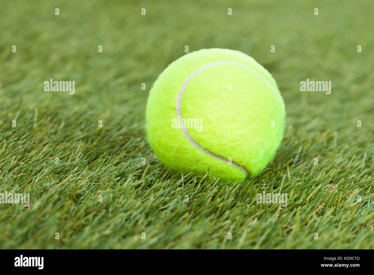 Close-up di una palla da tennis sul tono verde Foto Stock