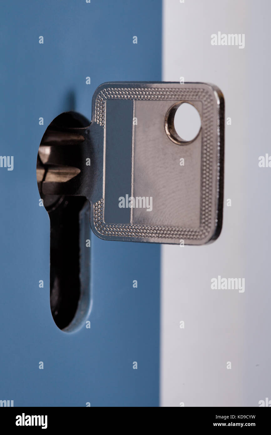 Close-up di argento la chiave nella serratura della porta Foto Stock