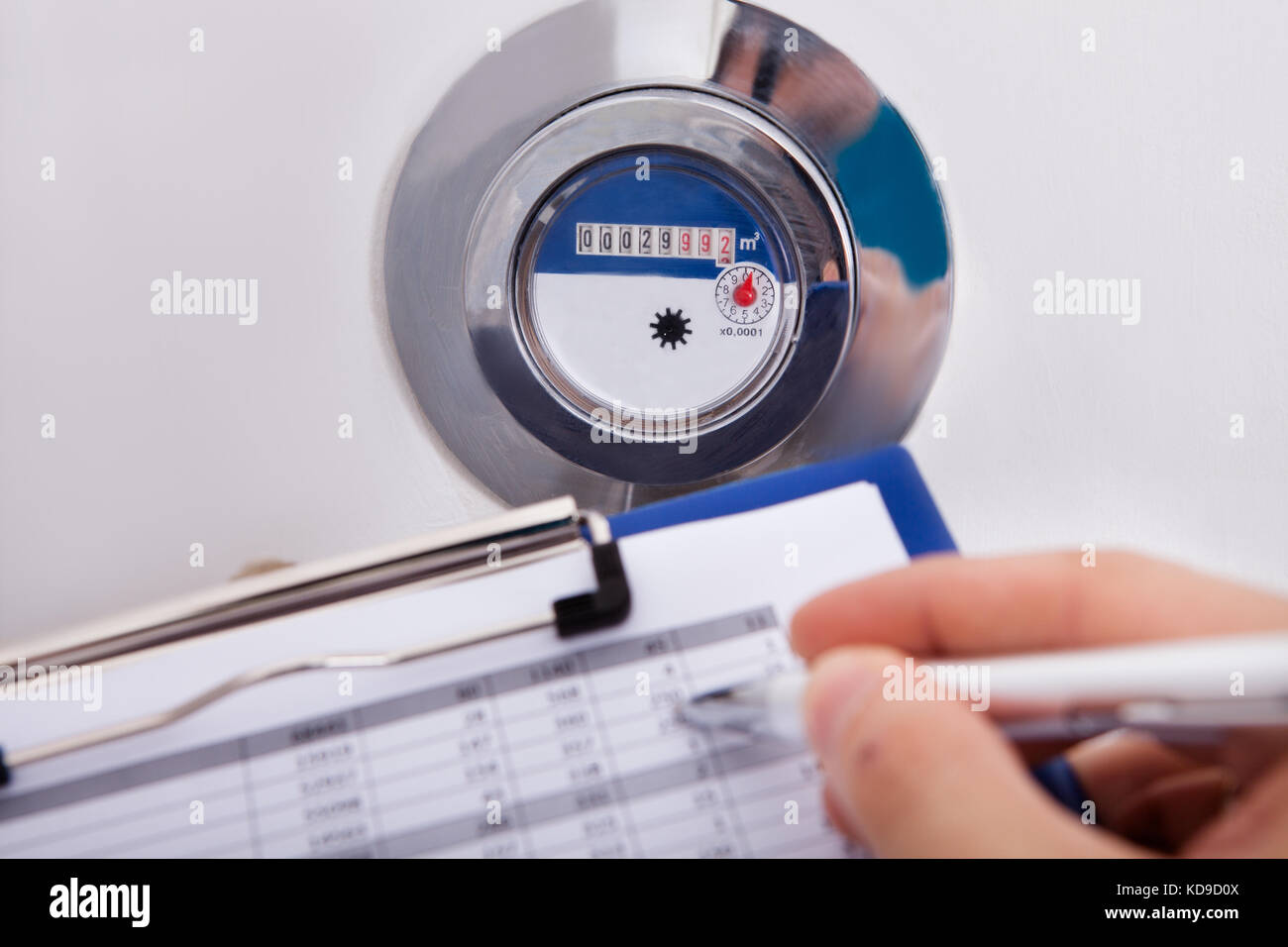 Close-up di scrittura a mano il consumo di acqua sul foglio di carta con la penna Foto Stock