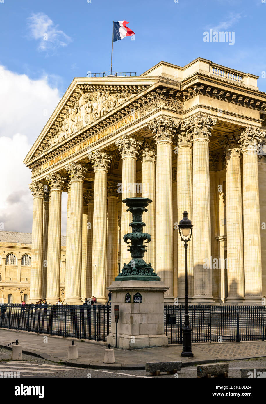 Vista in tre quarti della facciata del pantheon di Parigi al tramonto con la bandiera francese battenti nel vento. Foto Stock