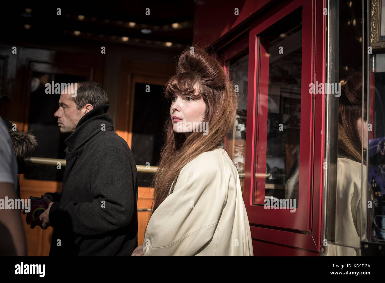 Parigi, le 2 ottobre 2015, une jeune fille assistere dans la queue d'un manège à la fête à Neuneu. Parigi, 2 ottobre 2015 , una giovane ragazza che aspetta nel ta Foto Stock