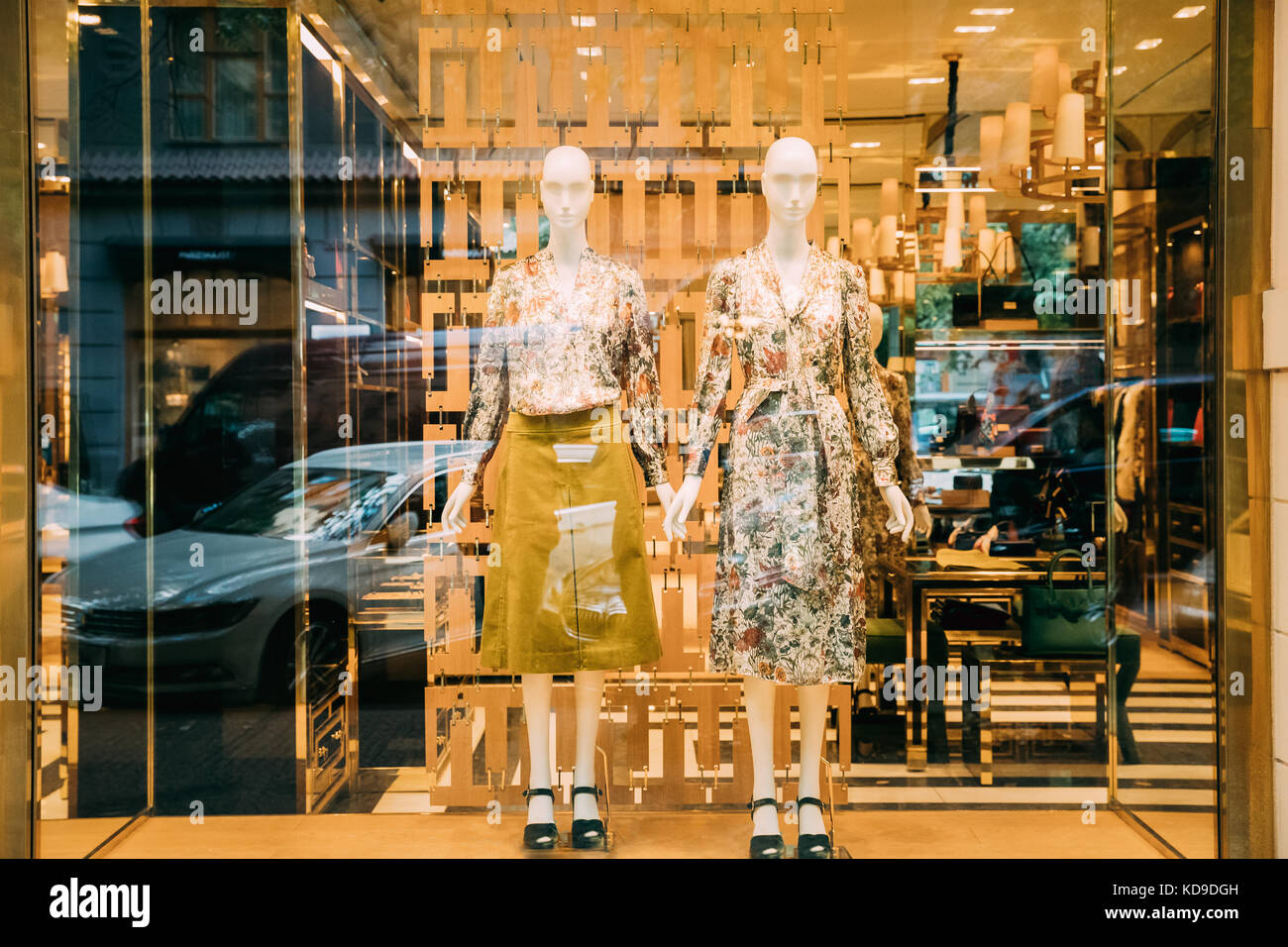 Manichini femmina con abiti di lusso in vetrina vetrina del negozio mall  market Foto stock - Alamy