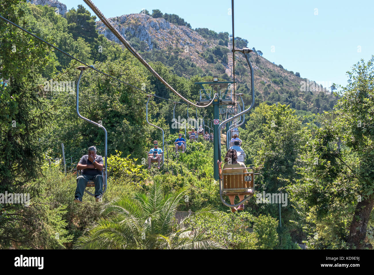 I visitatori di prendere la seggiovia fino alla cima del monte solaro sull'isola di Capri, Italia. Foto Stock