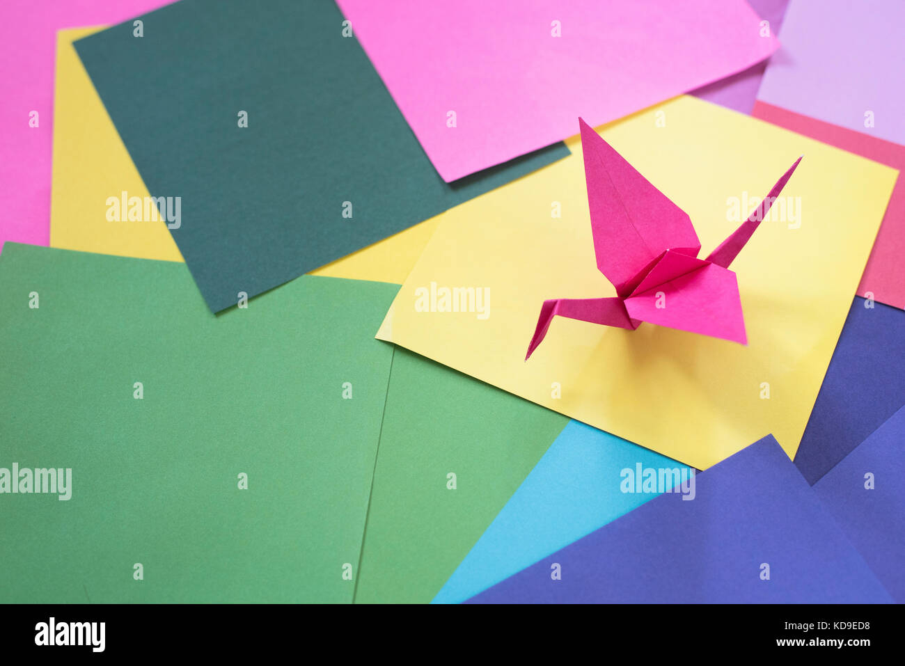 Origami su una carta colorata. origami background. forma di uccello origami Foto Stock