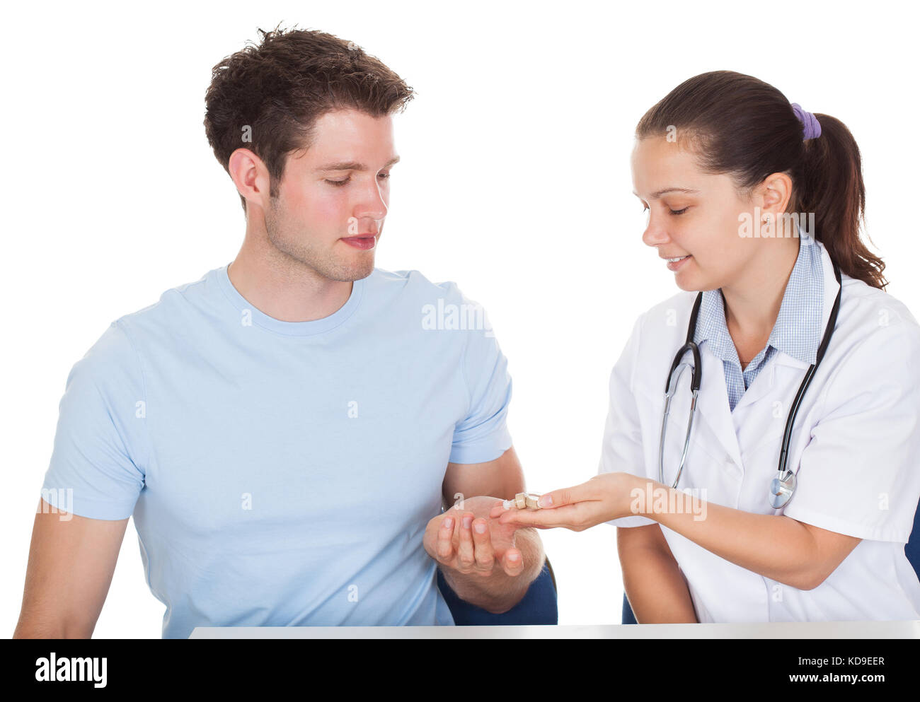 Medico donna dando ascolto aiuto al paziente di sesso maschile Foto Stock