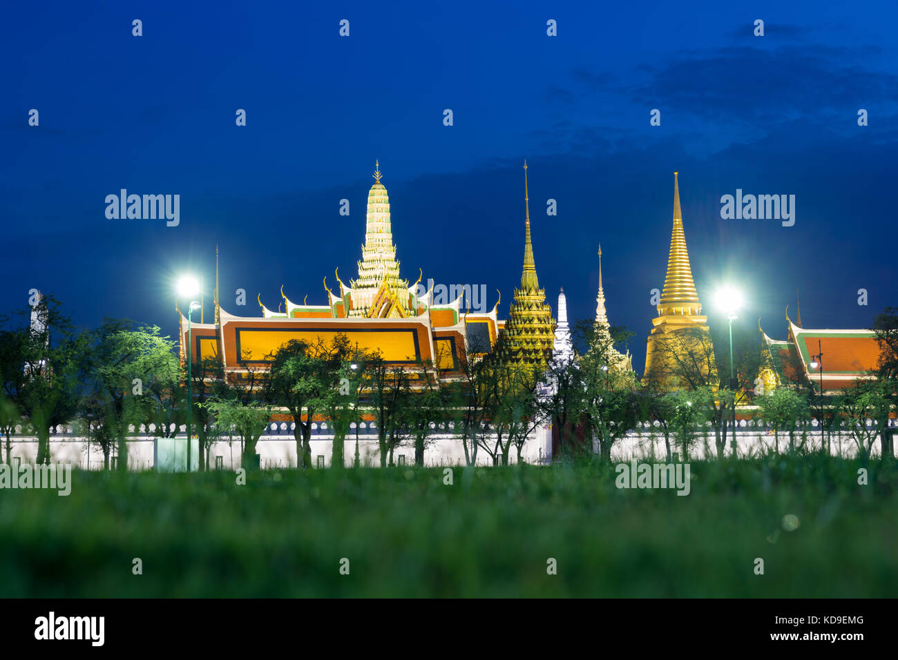 Il Wat Phra keaw di notte a Bangkok, in Thailandia. Foto Stock