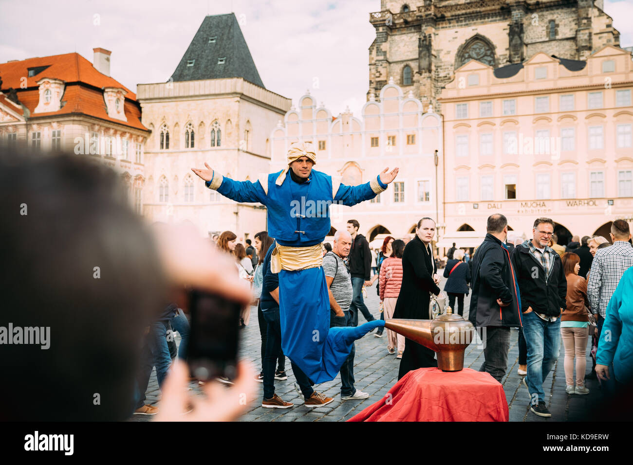 Praga, Repubblica Ceca - 22 settembre 2017: illusionista in forma di gin dalla lampada mostra trucchi per turisti in piazza della città vecchia. artisti di strada, levi Foto Stock