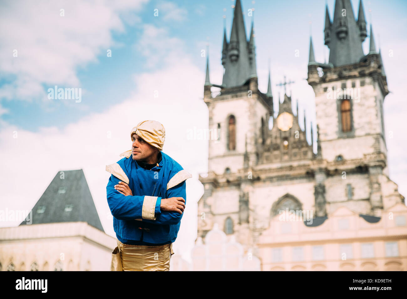 Praga, Repubblica Ceca - 22 settembre 2017: illusionista in forma di gin dalla lampada mostra suggerimenti per i turisti sullo sfondo la chiesa di Nostra Signora di Tyn Foto Stock