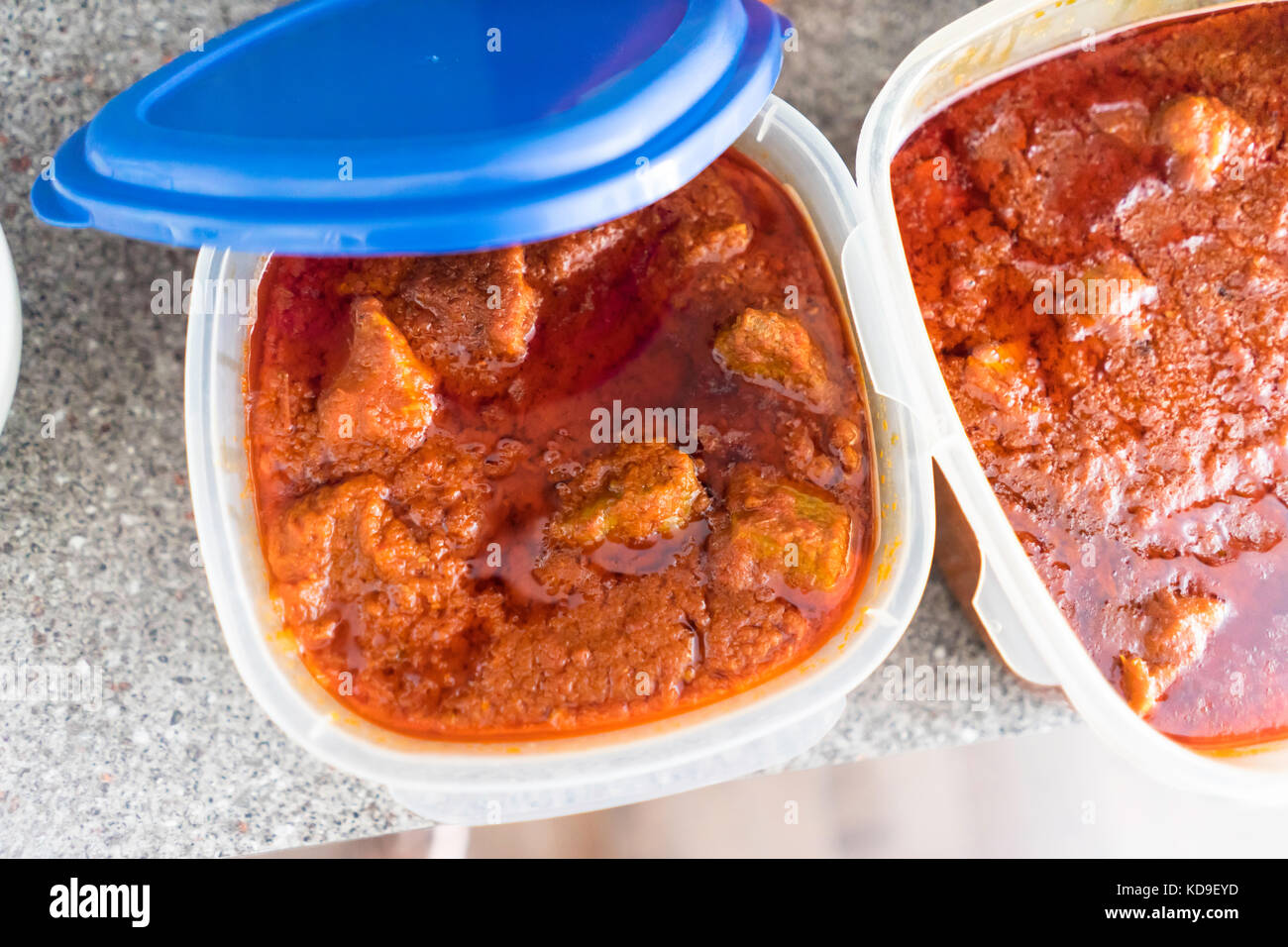 Nigeriano stufato di pomodoro piccante e speziato in ciotole per crioconservazione Foto Stock