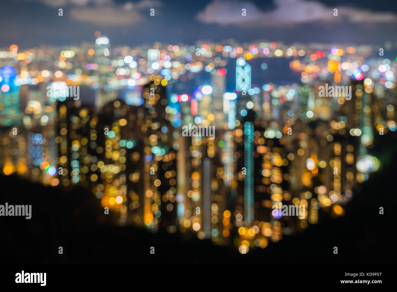 Luci blured città con bokeh di fondo dal porto di Victoria e di Hong kong. l'Asia. Foto Stock