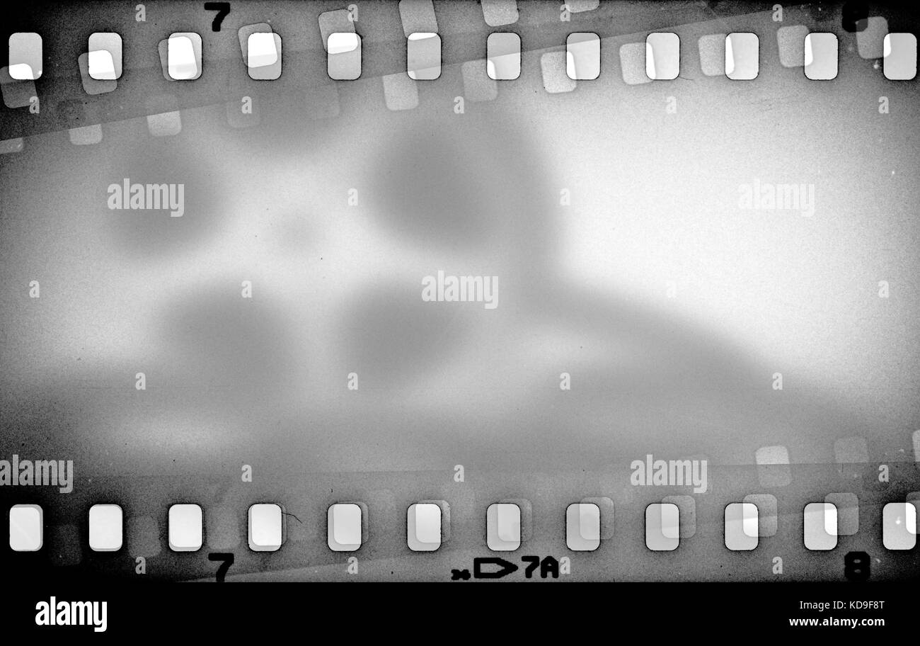 Grunge graffiato sporca la striscia del film con uno sfondo con effetto sfocato. Foto Stock