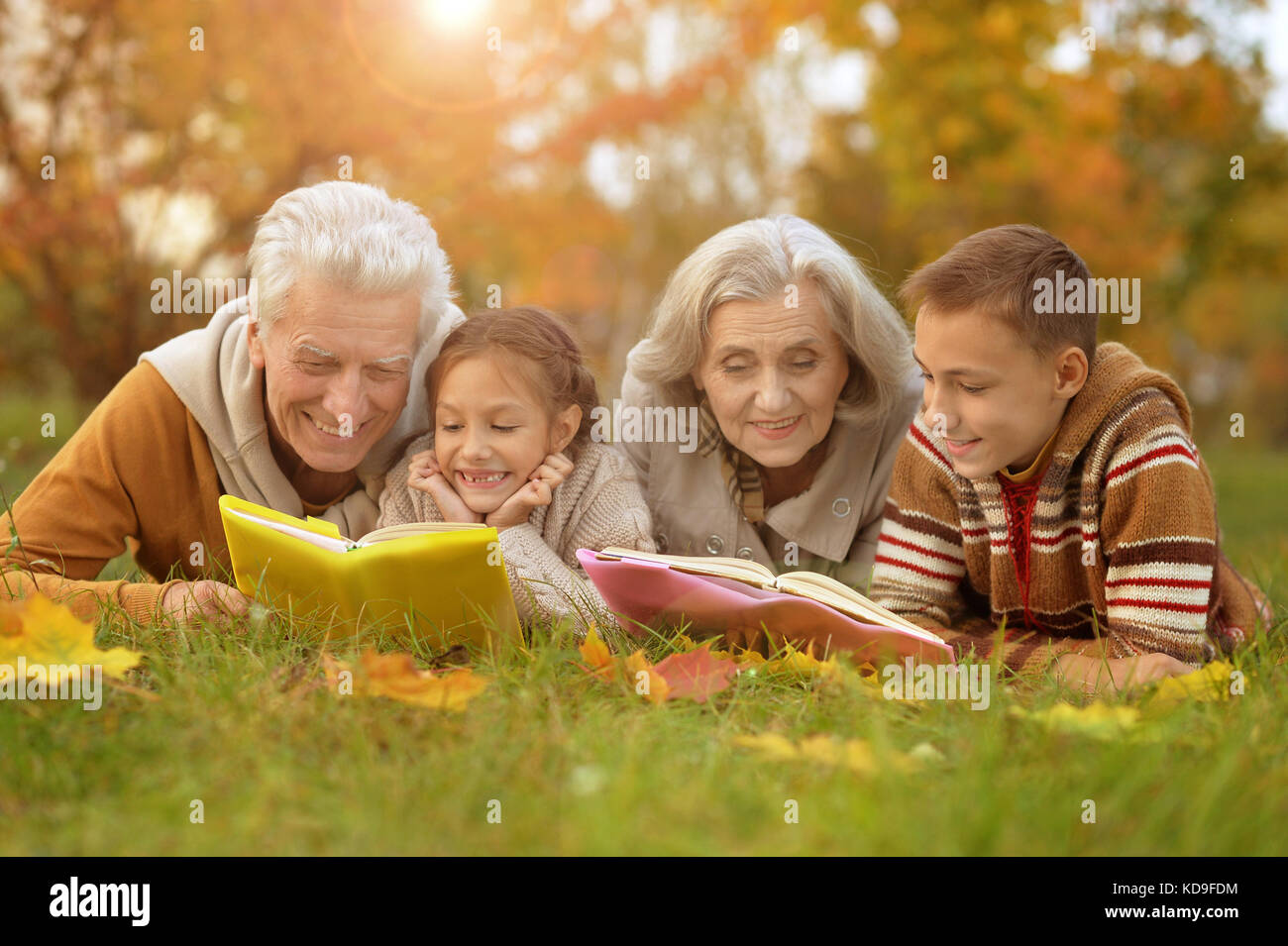 I nonni di trascorrere del tempo con i nipoti Foto Stock