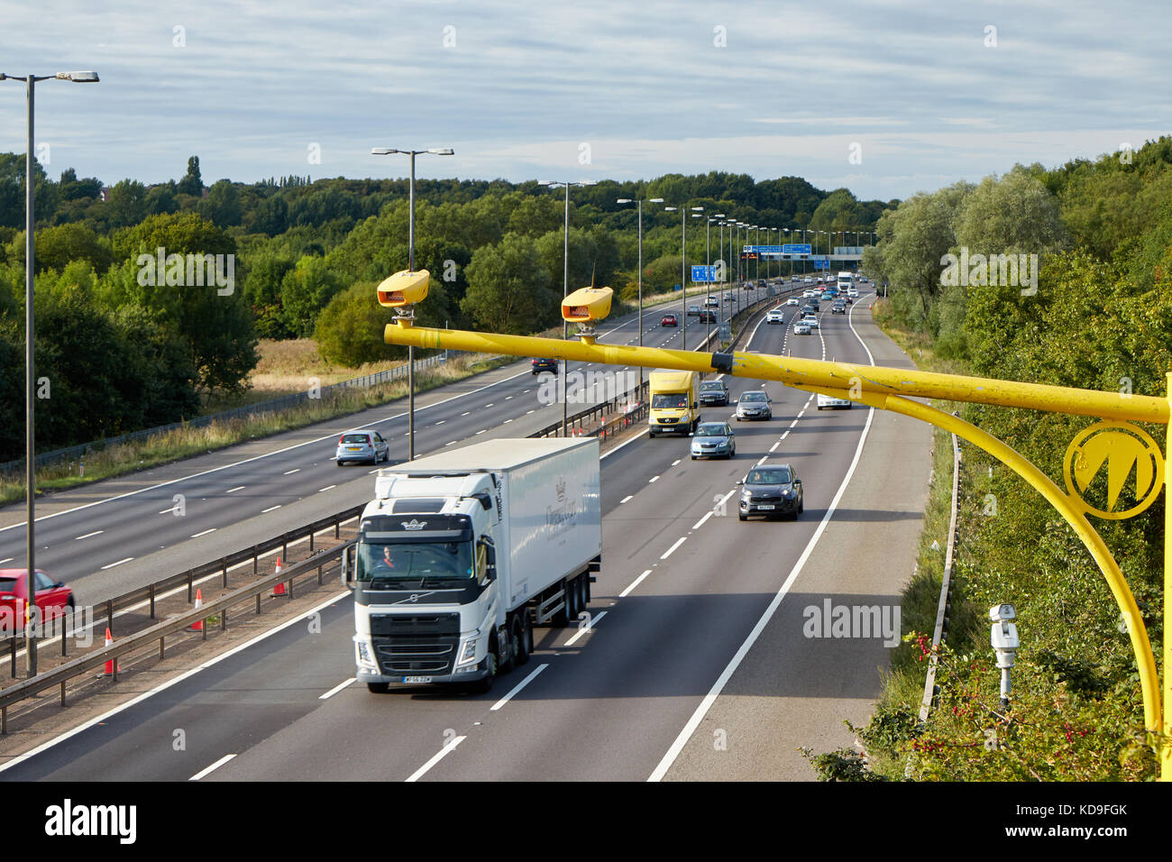 Birmingham, Regno Unito - 27 agosto 2017: il traffico su autostrada britannica m5 vicino a West Bromwich Foto Stock