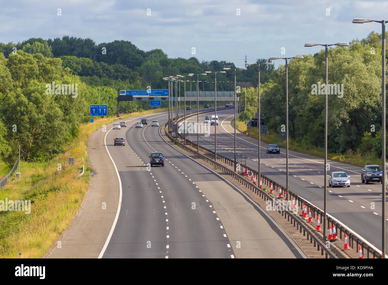 Birmingham, Regno Unito - 2 luglio 2017: il traffico su autostrada britannica m5 vicino a West Bromwich Foto Stock