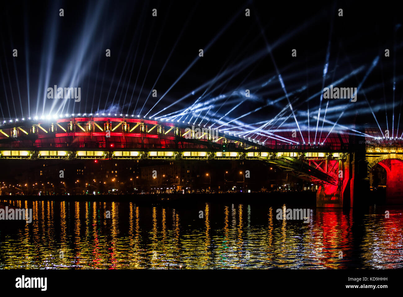 Festival internazionale di cerchio di luce laser mappatura video mostra sul ponte a Mosca, Russia Foto Stock