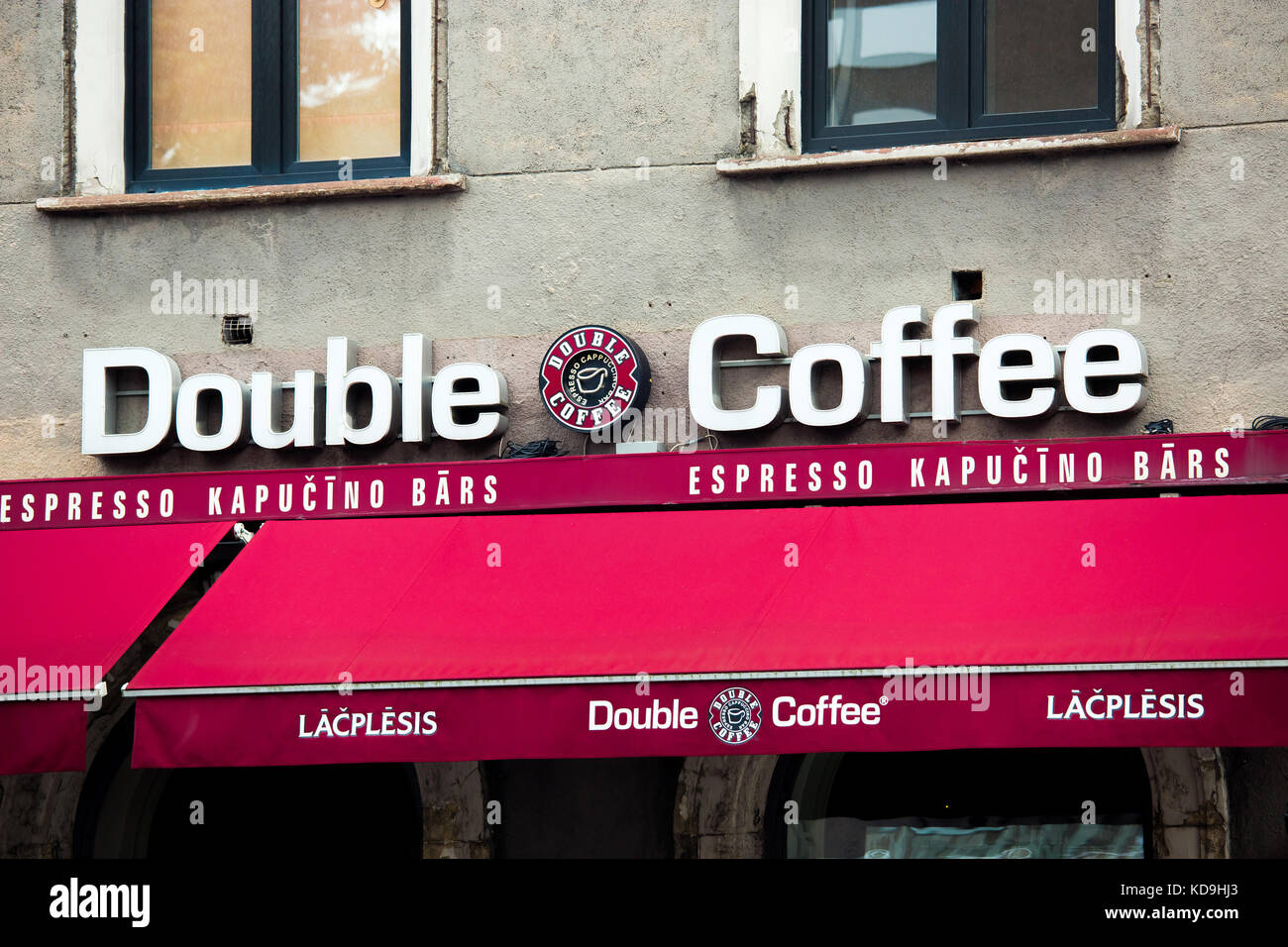 Insegna del doppio caffè a riga. Double Coffee è un'azienda di caffè con sede in Lettonia Foto Stock