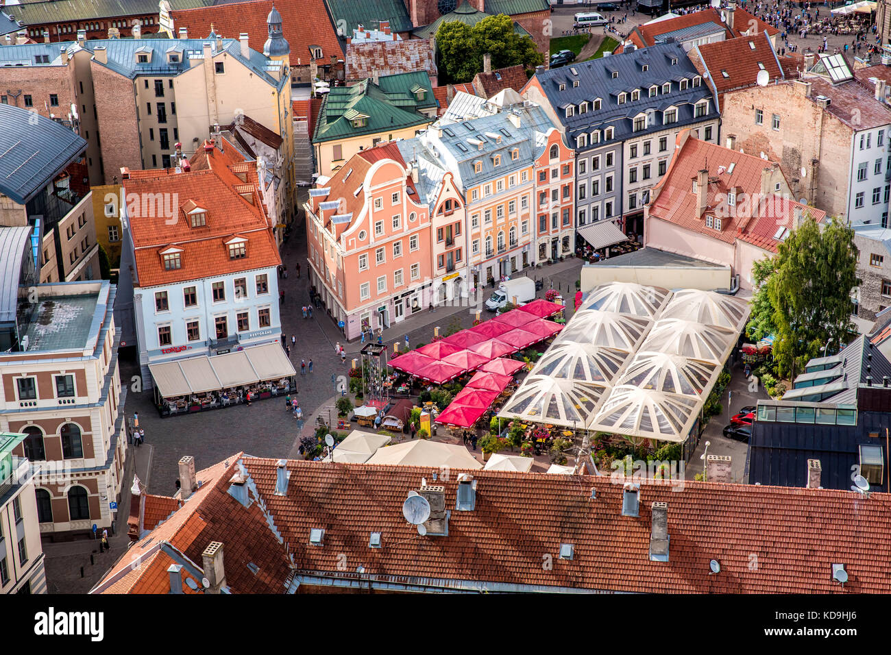 Central old town squre con toursits nella città di Riga, Lettonia Foto Stock