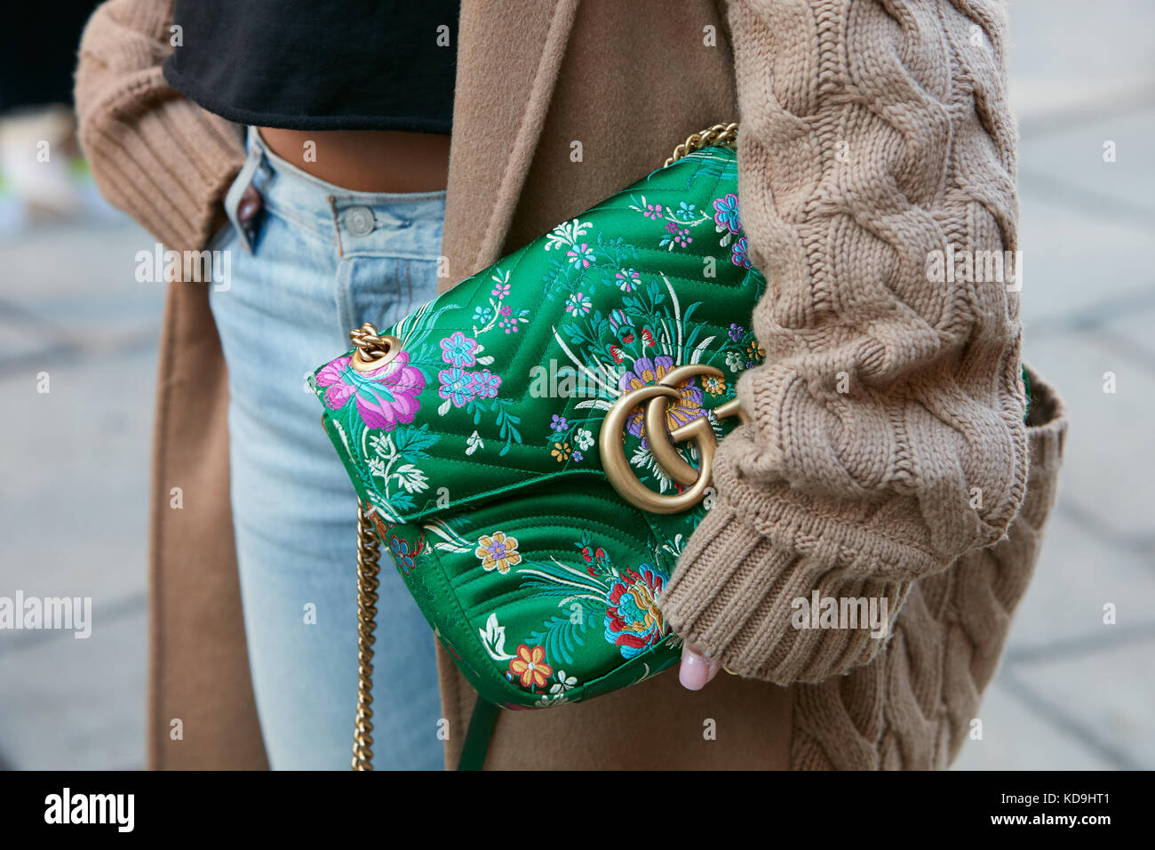 Milano - 21 settembre: donna con floreale verde design gucci borsa beige e  maglione di lana prima di Max Mara Fashion show, la settimana della moda  milanese street style Foto stock - Alamy