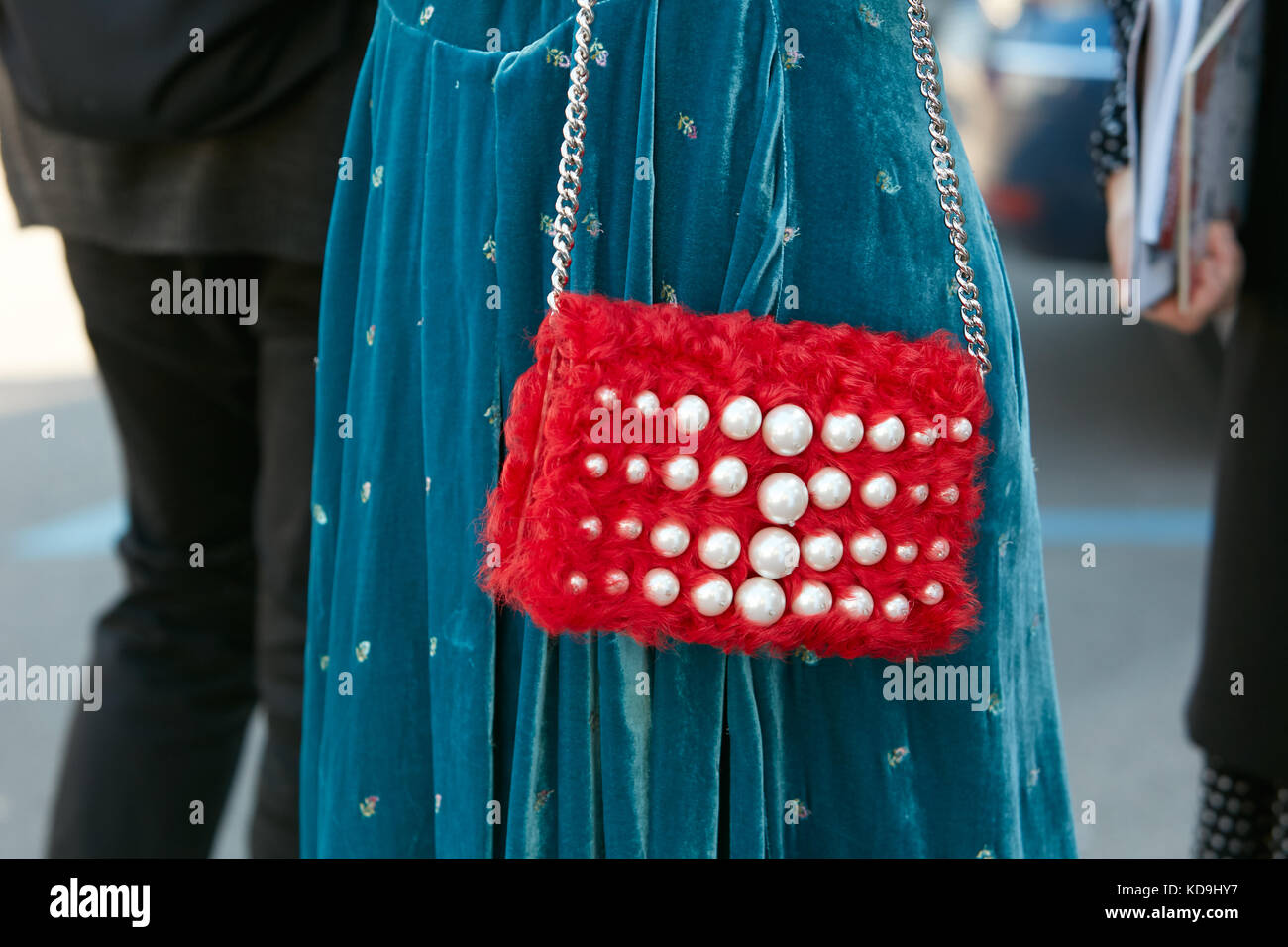 Milano - 21 settembre: donna con pelliccia rosso borsa con perle e blu  abito di velluto prima di Max Mara Fashion show, la settimana della moda  milanese street style Settemb Foto stock - Alamy