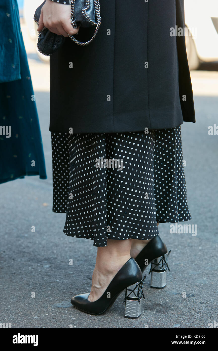 Milano - 21 settembre: donna di nero e di bianco polka dot mantello e in bianco e nero e argento tacco alto scarpe prima luisa beccaria sfilata di moda, Milano fashio Foto Stock