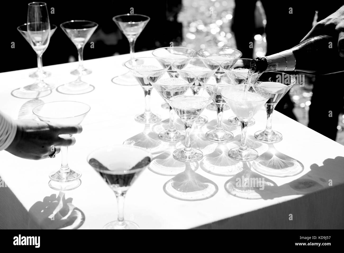 L'uomo versa dello Champagne in wineglasses Foto Stock