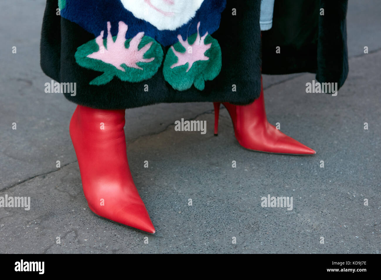 Milano - 21 settembre: donna con punta rossa tacco alto stivali e scuro  pelliccia con disegno floreale prima di prada fashion show, la settimana  della moda milanese street Foto stock - Alamy