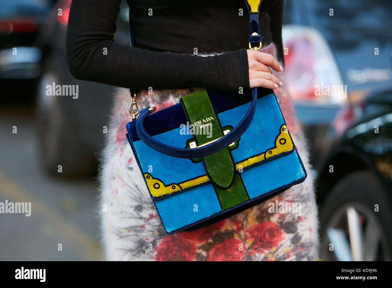 MILANO - 21 SETTEMBRE: Donna con borsa in velluto Prada nei colori verde, blu e giallo prima della sfilata Prada, Milano Fashion Week Street style a Septe Foto Stock