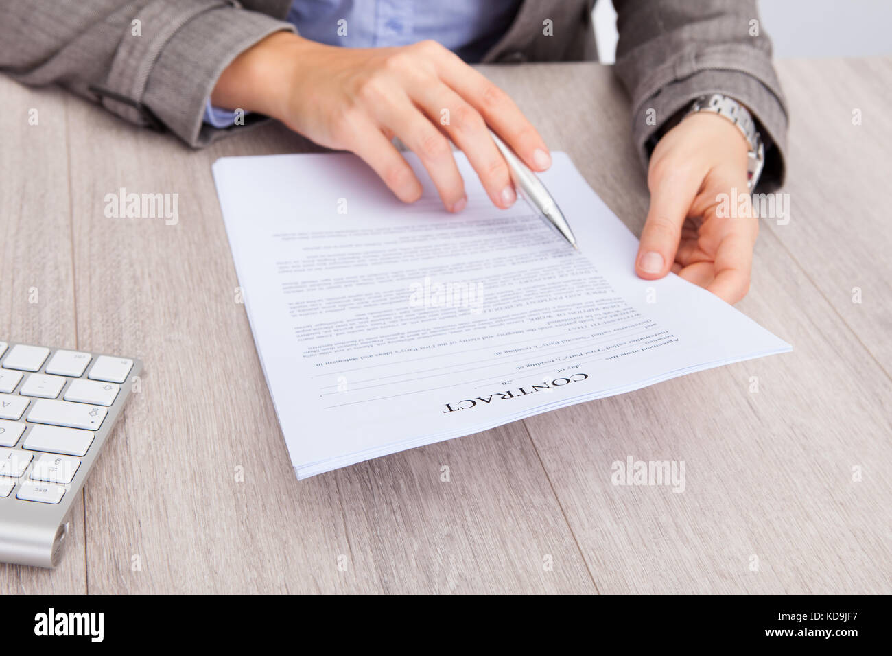 Close-up di una imprenditrice alla scrivania con carta contratto Foto Stock