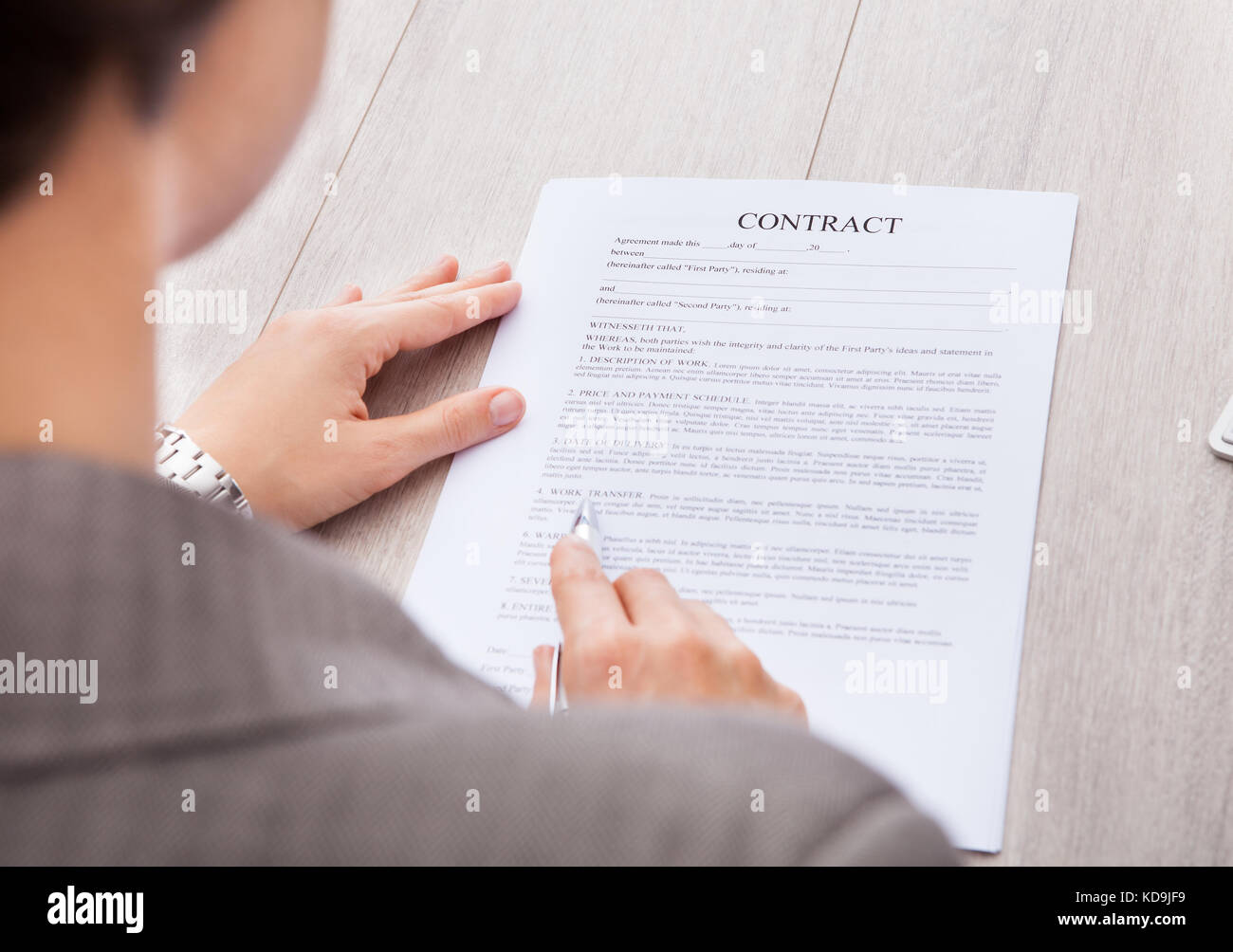 Close-up di una imprenditrice alla scrivania con carta contratto Foto Stock