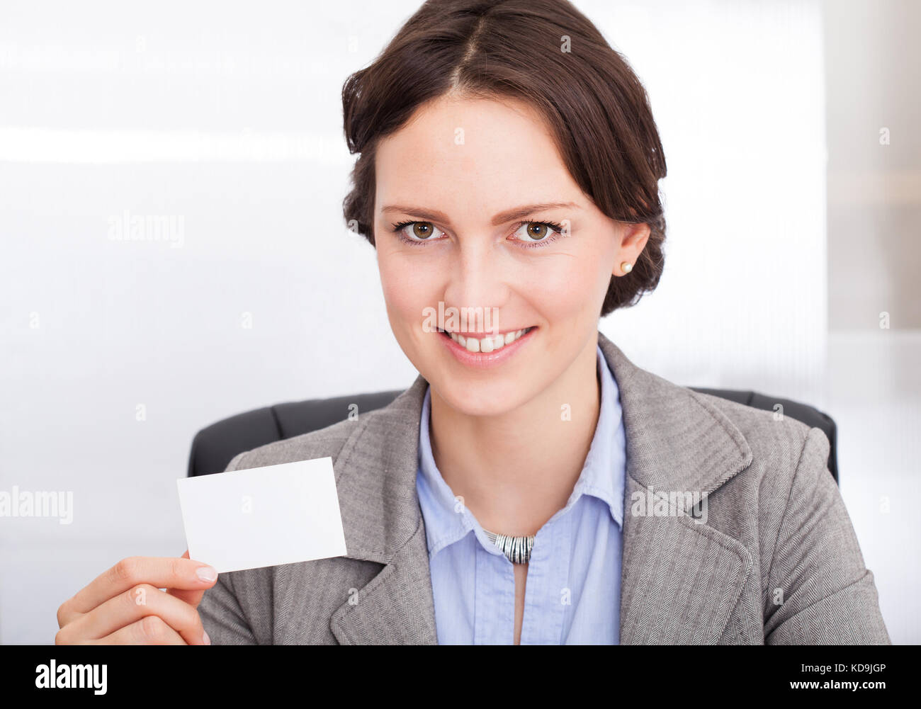 Ritratto di sorridere imprenditrice che mostra biglietto da visita Foto Stock