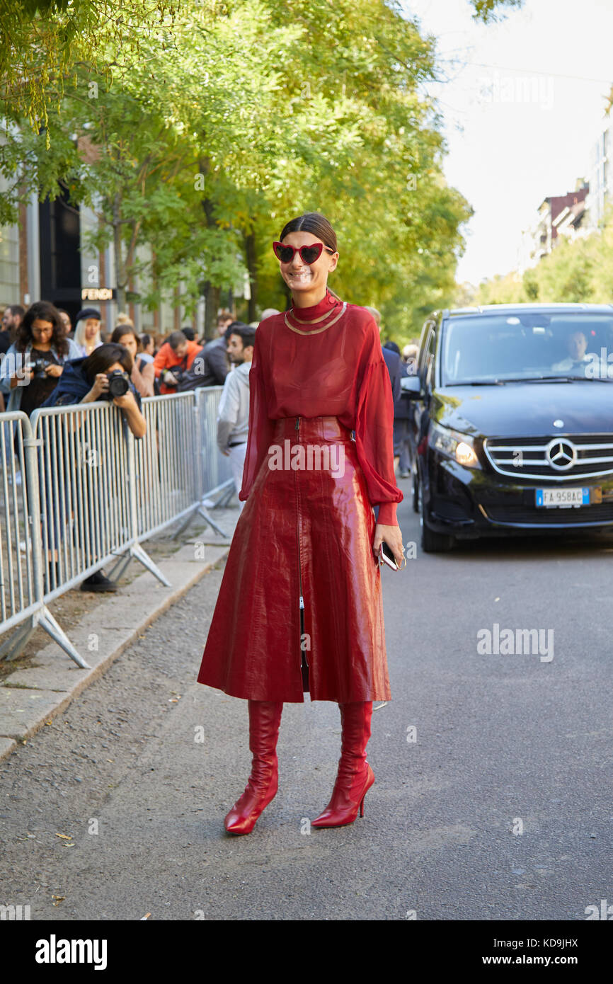Milano - 21 settembre: donna con mantello rosso, stivali in pelle e a forma  di cuore ad occhiali prima di fendi fashion show, la settimana della moda  milanese street style septe Foto stock - Alamy