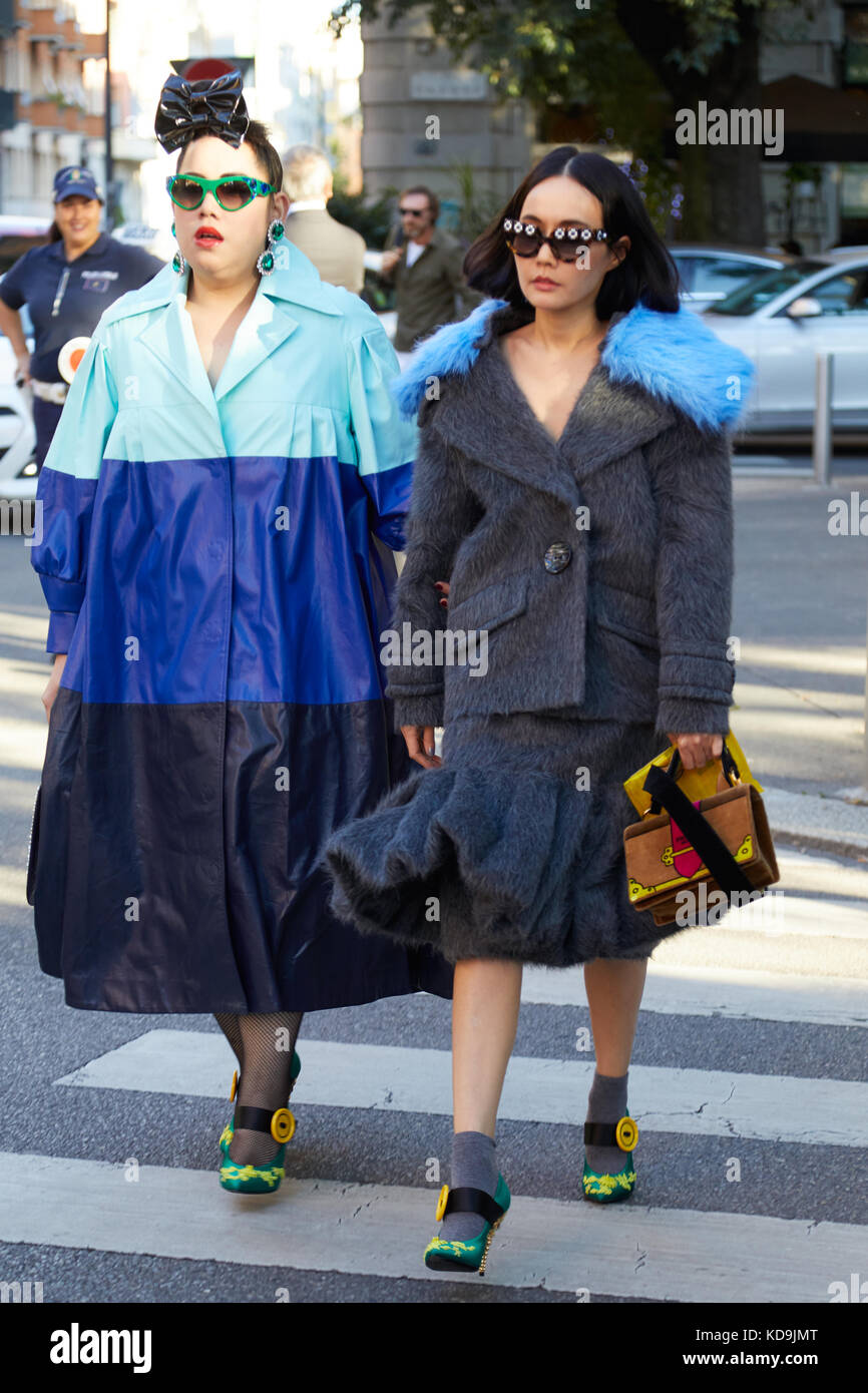 MILANO - 21 SETTEMBRE: Donne con abiti grigi e blu e scarpe verdi che camminano prima della sfilata di Prada, Milano Fashion Week Street style a settembre Foto Stock