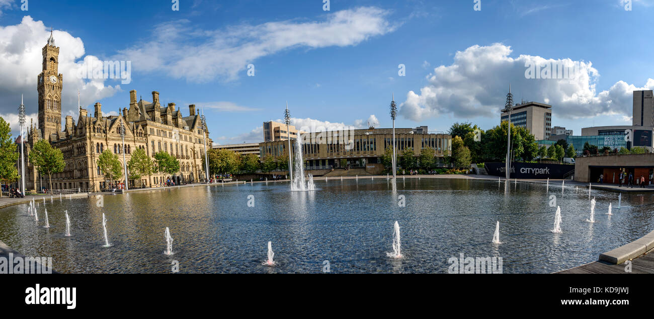 Il gotico splendidamente bradford town hall si vede attraverso il parco della città di fontane, il più grande acqua caratteristica del suo tipo nel Regno Unito. Foto Stock