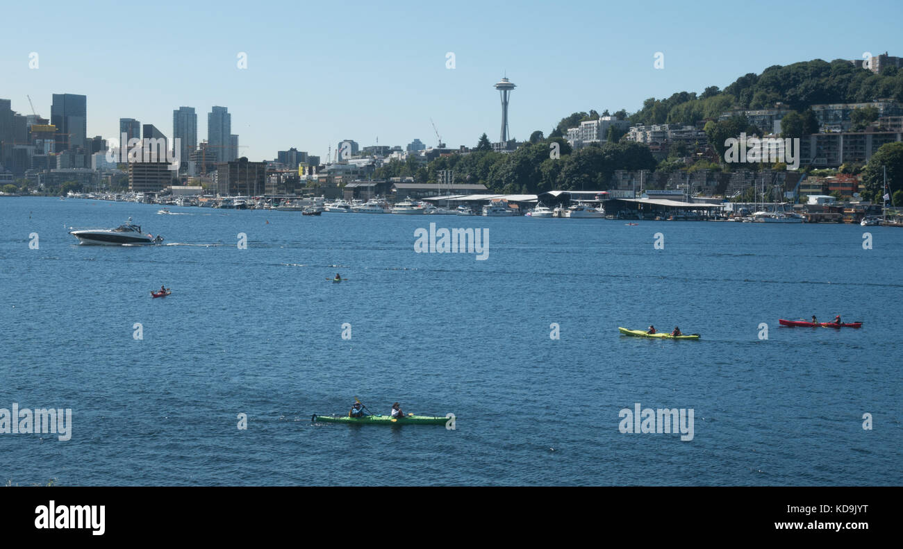 Kayak a Seattle il lago union, Seattle skyline con lo Space Needle. vista da lavori gas park. Foto Stock